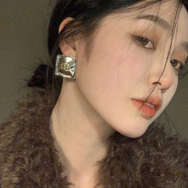 oushipei/欧诗佩 铜合金耳饰 气质方形几何耳钉夸张字母m欧美耳环