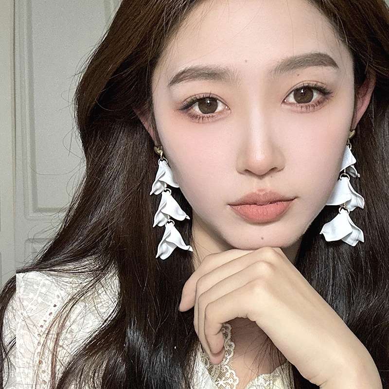 oushipei/欧诗佩 铜合金亚克力耳饰 裙摆贝壳花超仙花瓣耳环女