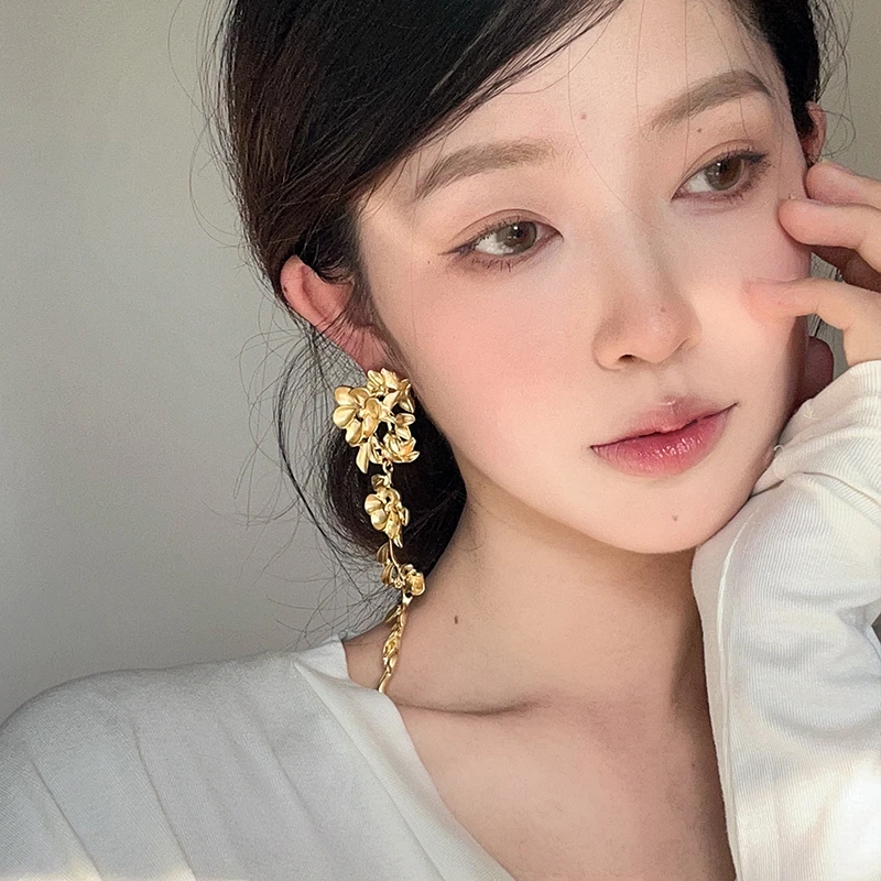 oushipei/欧诗佩 铜合金耳饰 绕花枝高级感轻奢夸张花朵耳钉女