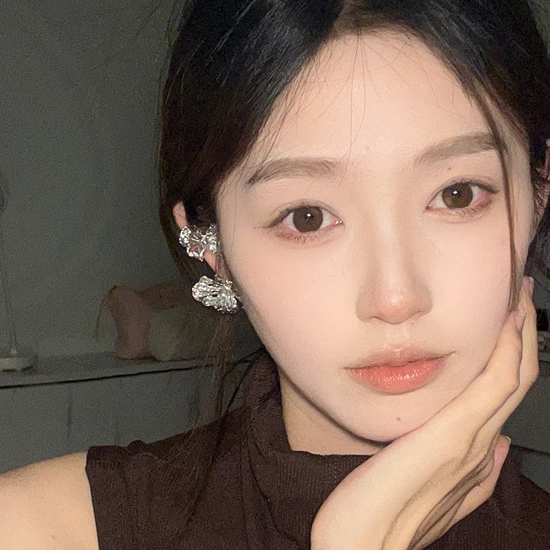 oushipei/欧诗佩 铜合金耳饰 冷淡风银色立体肌理感蝴蝶耳钉耳夹