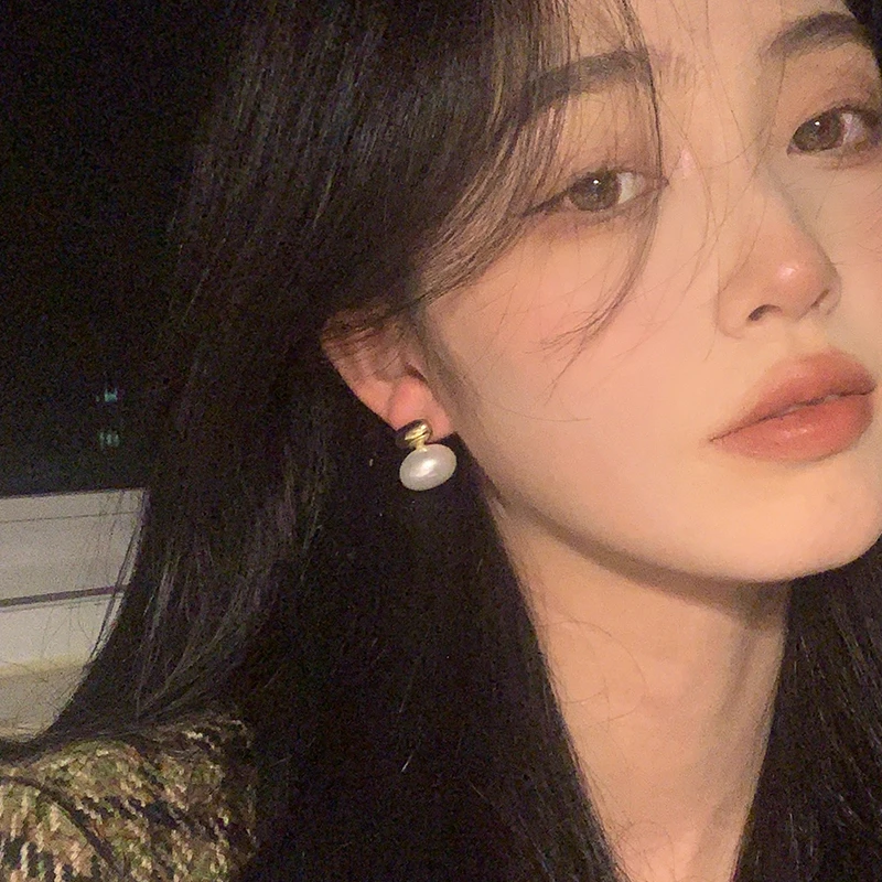 oushipei/欧诗佩 铜合金仿珍珠耳饰 气质珍珠耳钉小众轻奢耳环女