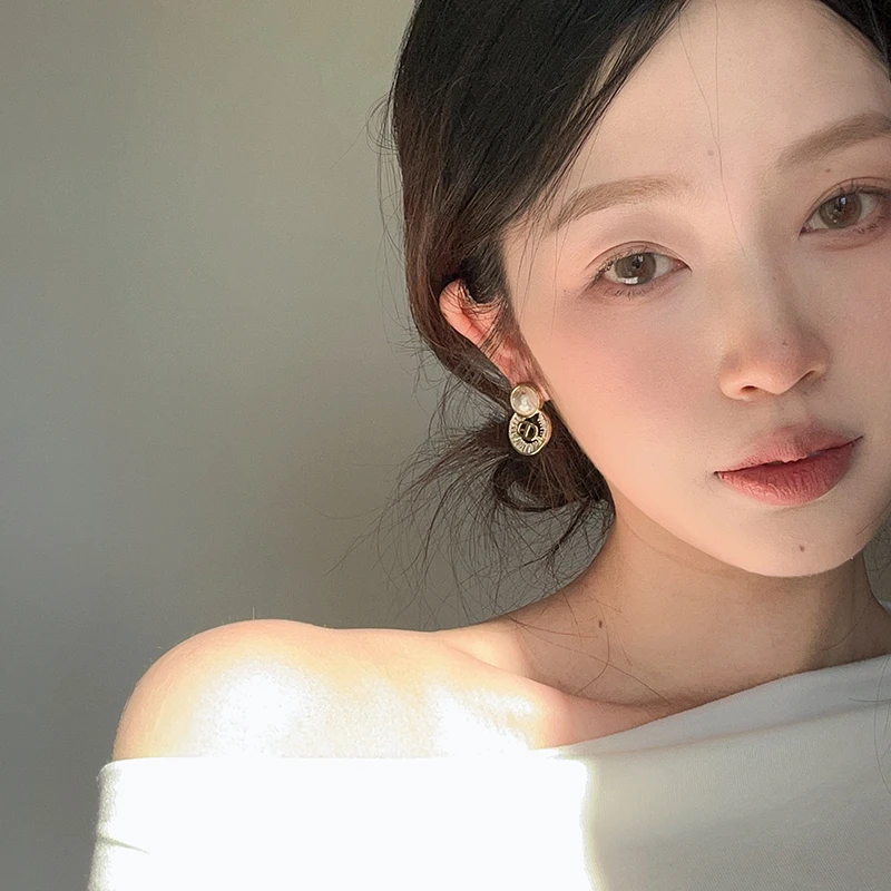 oushipei/欧诗佩 铜合金仿珍珠耳饰 气质小香锆石耳钉CD字母耳环