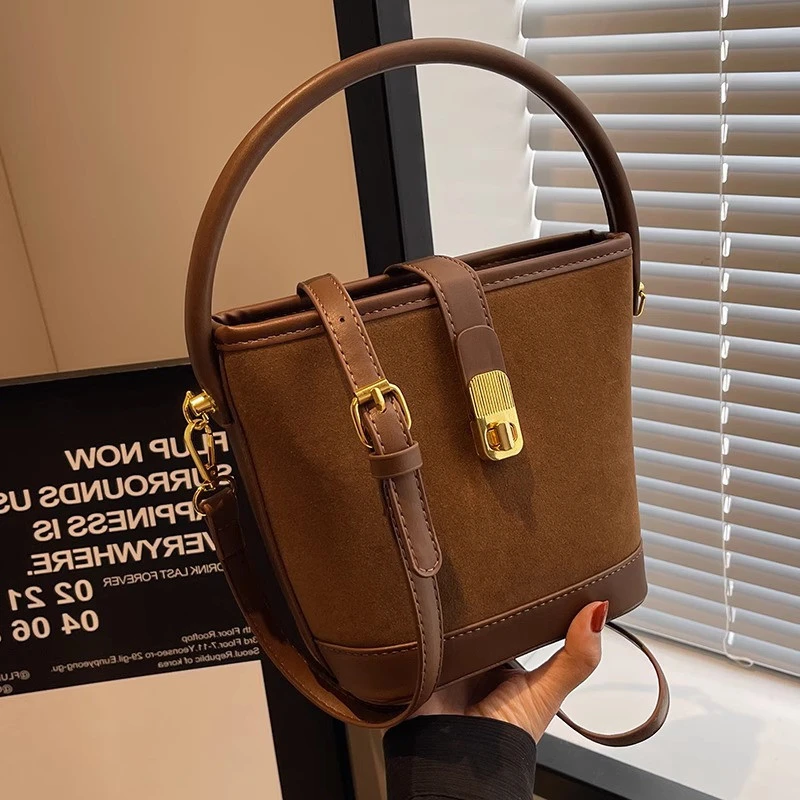 今年流行小包包女包2025新款秋冬复古斜挎包高级感磨砂手提水桶包