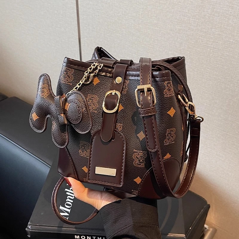 复古时尚卡通水桶包女2024秋冬新款可爱少女单肩包韩版小众斜挎包