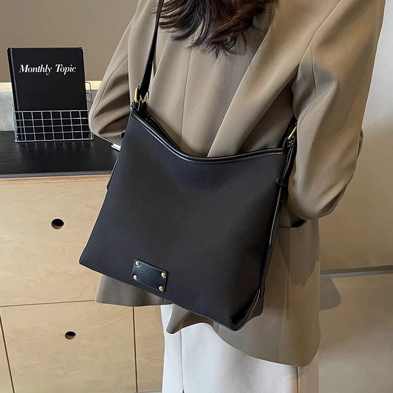 今年流行爆款包包女大容量2024新款秋冬百搭单肩斜挎包休闲水桶包