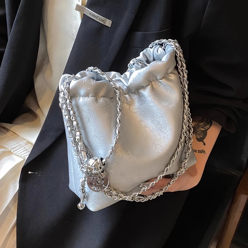 今年流行超火小包包女2024新款潮夏季百搭链条包手提包斜挎水桶包