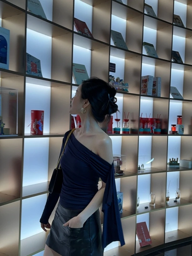 维也纳 秋季新款 2024时髦不规则一字领露肩修身显瘦百搭纯色上衣