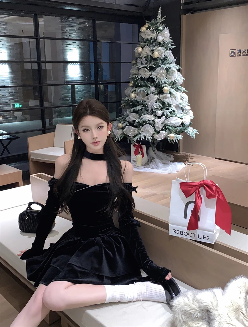 一字肩丝绒连衣裙女秋冬露肩长袖公主裙黑色收腰蓬蓬生日短裙子