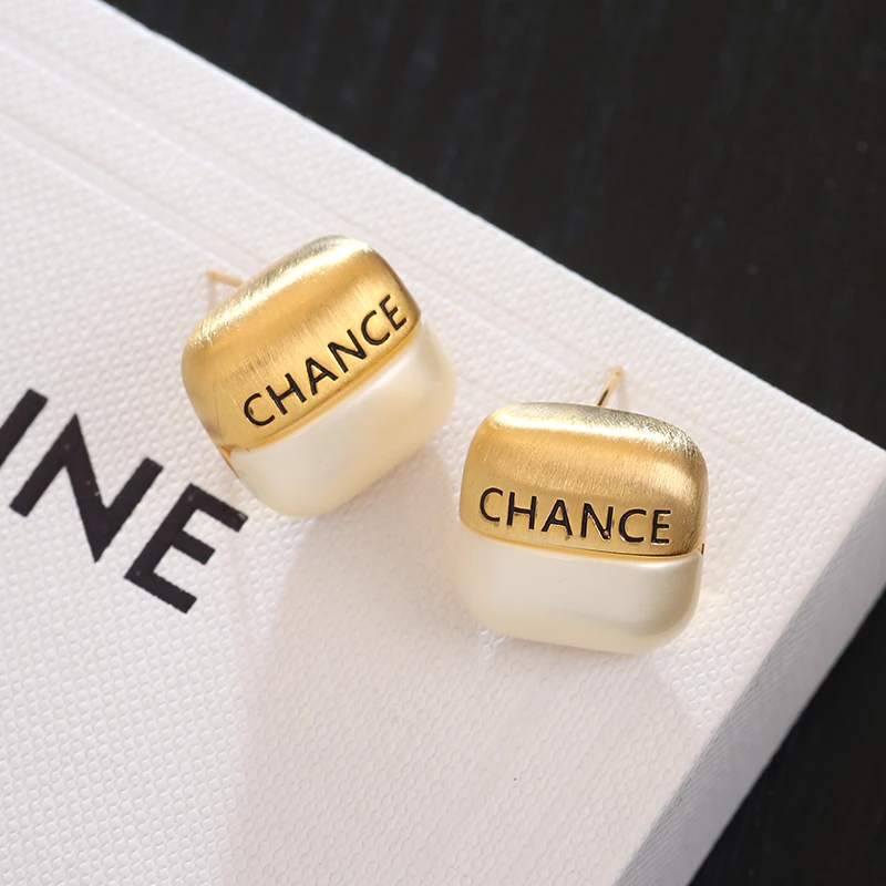 铜合金仿珍珠耳饰 法式浪漫小香风字母耳钉女高级感设计感耳环40