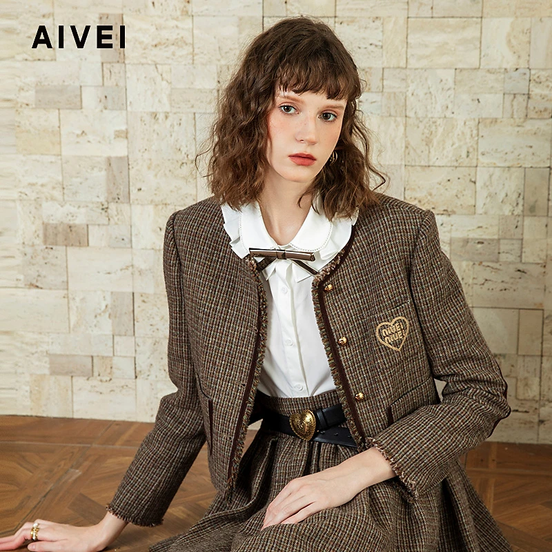 AIVEI欣贺艾薇冬季新英伦女高学院风减龄格纹短外套R760901A