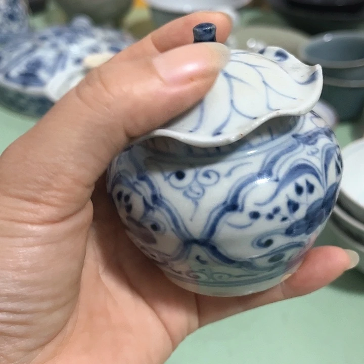 后**生青花三面荷花图案罐子