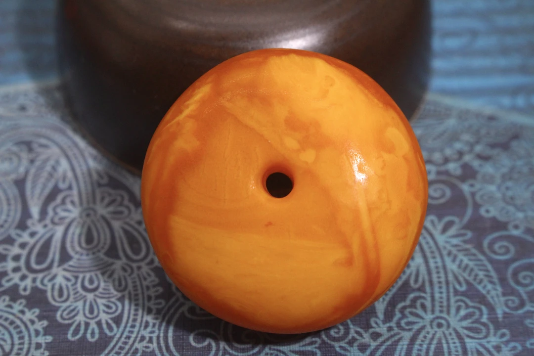 古董老花蜡平安扣，蜡质浓郁，颜色漂亮，尺寸：39.7x21.1mm克重21.57