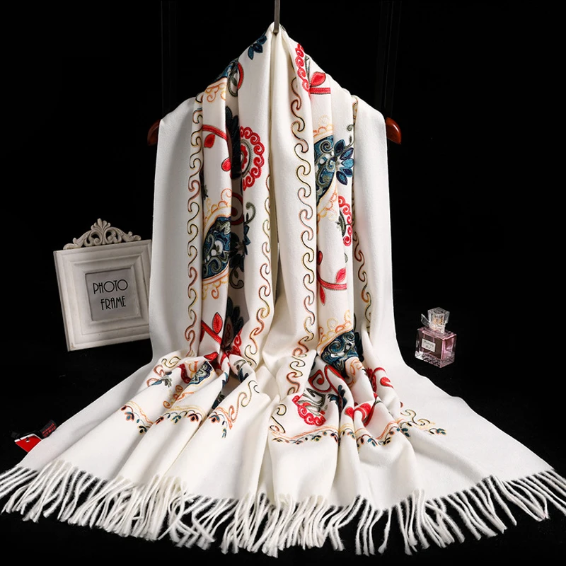 刺绣围巾女冬季加厚保暖2023新款民族风披肩高级感时尚送妈妈礼物