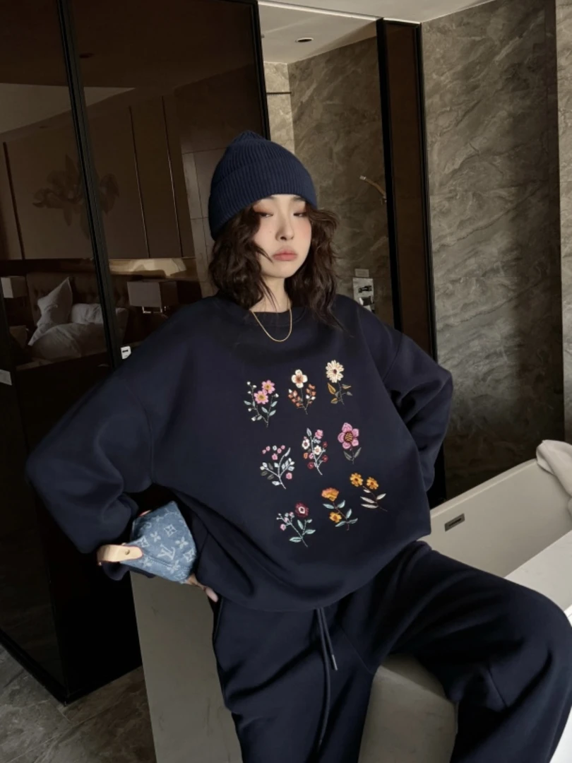 帽之都时尚刺绣花朵圆领加绒卫衣