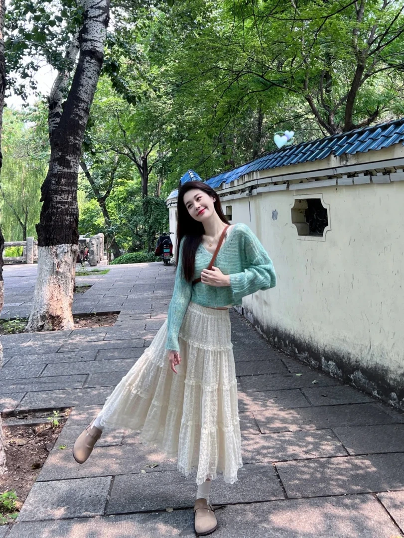 早秋一整套通勤穿搭法式独特绿色开衫蕾丝内搭背心绝美高腰半身裙