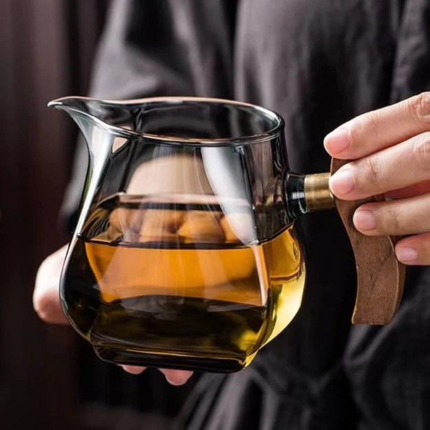 耐热玻璃四方公道杯分茶器木把家用泡茶过滤茶海烟灰公杯 ≈400ml
