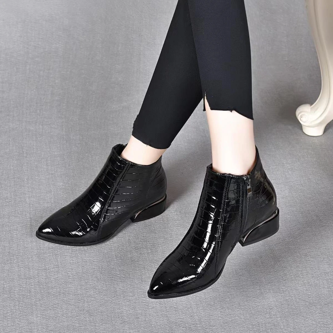 2025年秋冬新款尖头漆皮短靴女粗跟软皮单靴英伦风低跟马丁靴加绒