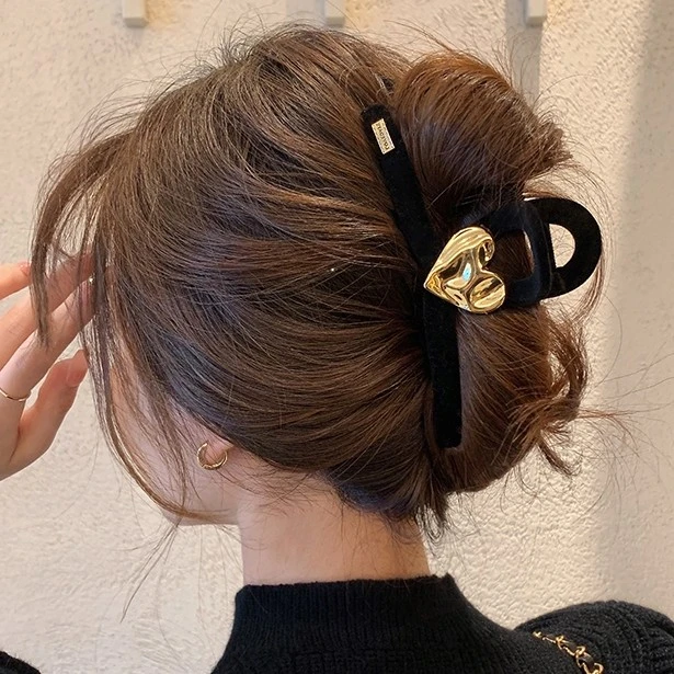 新款秋冬黑色丝绒爱心大号抓夹高级感气质百搭鲨鱼夹后脑勺发夹女