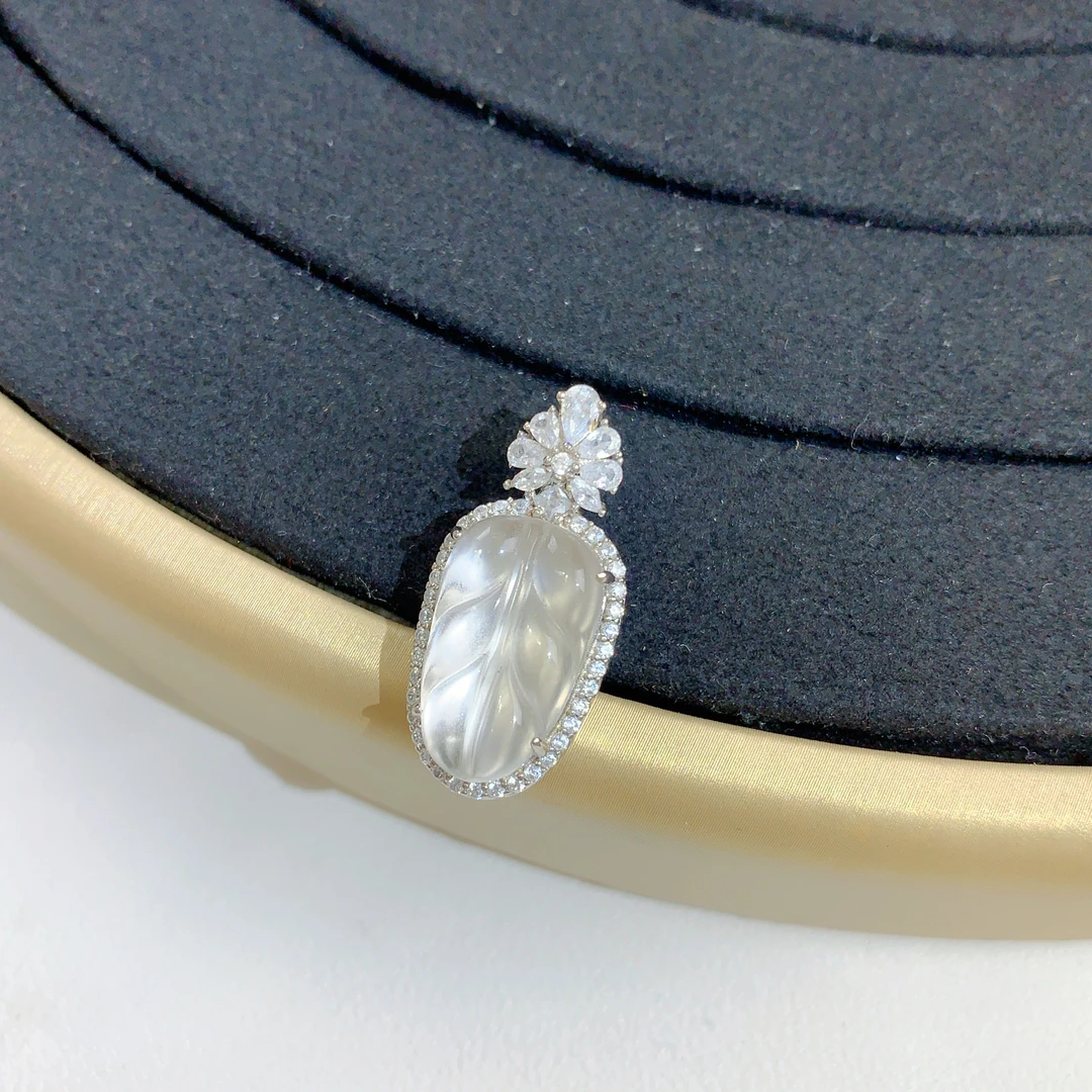 s925银镶嵌绿玉髓小叶子迷你款吊坠精致封底款中国好珍宝