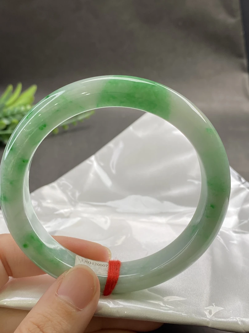 缅甸A货翡翠手镯阳绿大圈口62.3圈