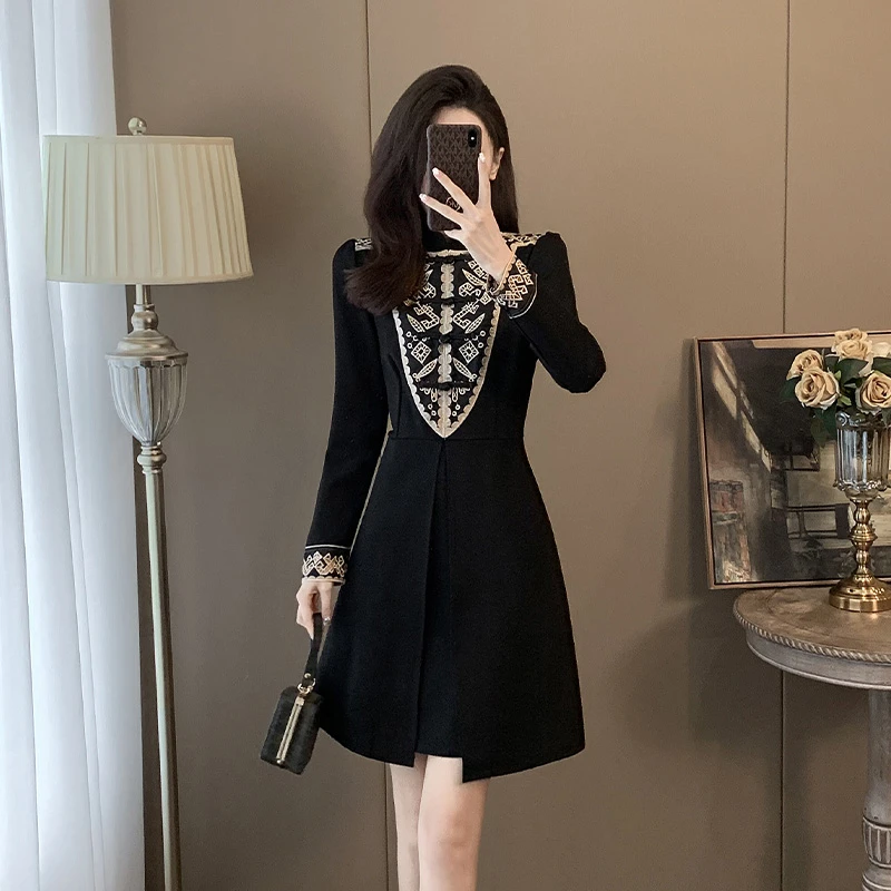 纳凡秋冬新款新中式超显瘦连衣裙女重工刺绣气质高级感气质小黑裙