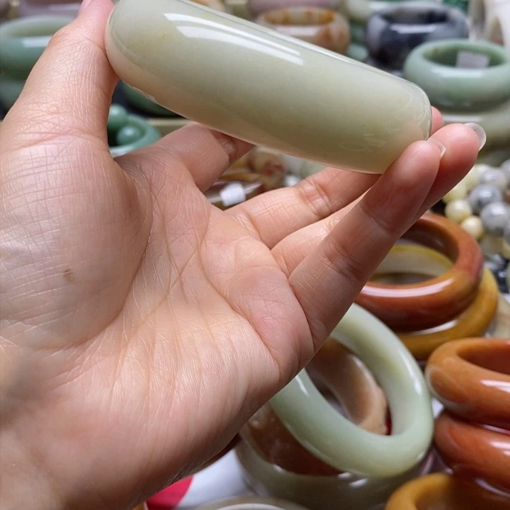 石英岩玉手镯未镶嵌旋*
