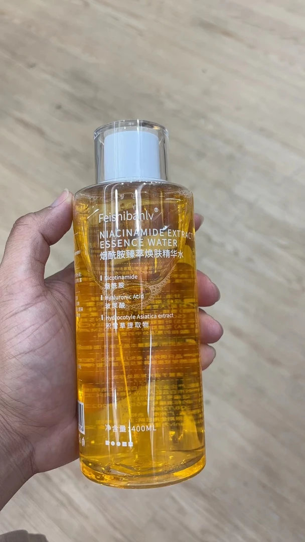 Feishibanlv烟酰胺臻萃焕肤精华水400ML保湿补水。