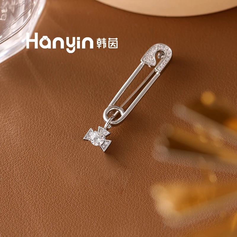铜合金合成锆石胸针 时尚气质光面大颗满微镶土星胸针AAA