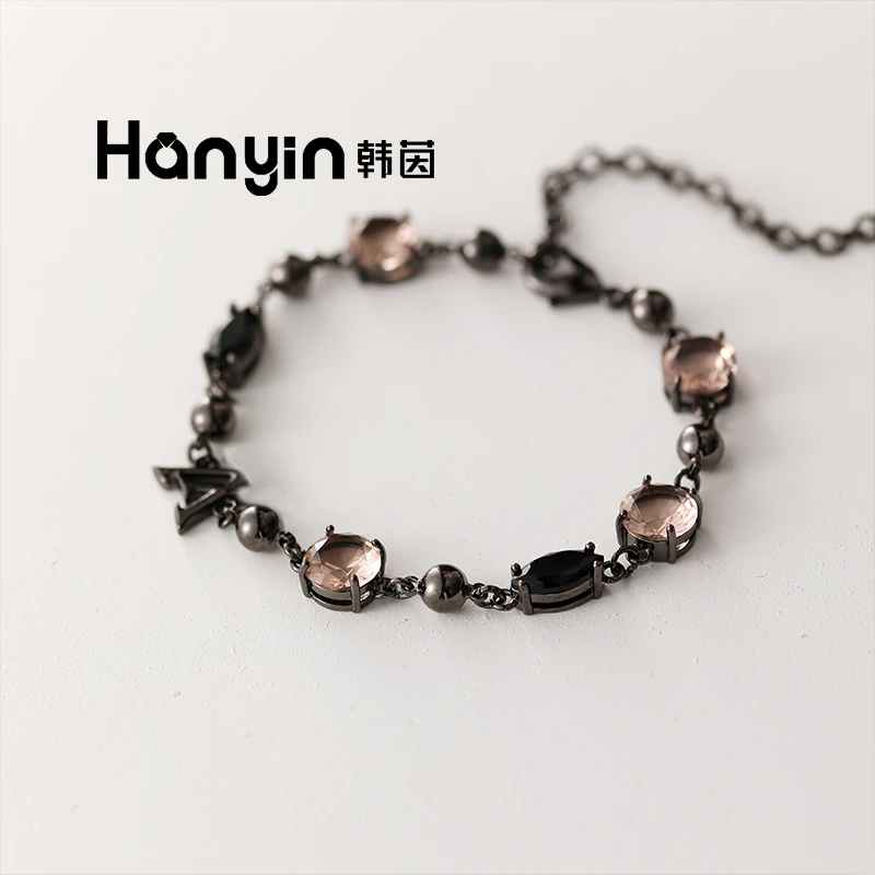 铜合金合成锆石手链 小众气质光面微镶大颗粒黑色字母V手链AAA