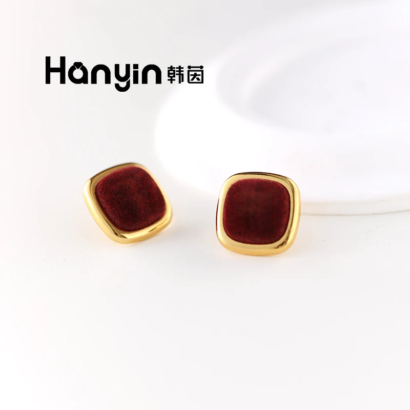 铜合金布艺耳饰 925银针气质光面M字母酒红色绒布方牌耳钉AAA