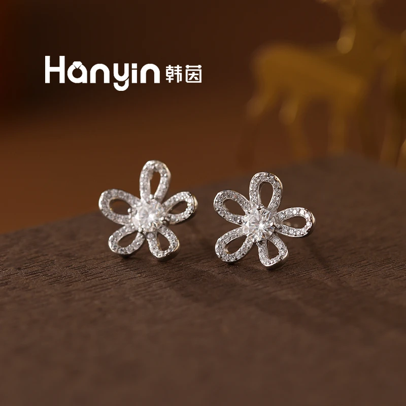925银莫桑石耳饰 40分莫桑钻小众气质纯银五瓣花莫桑耳钉