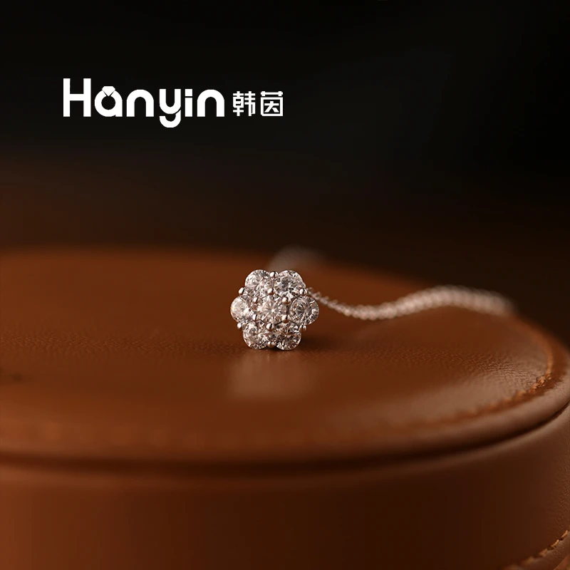 坠链均925银莫桑石 30分莫桑钻手捧花轻奢纯银满微镶莫桑蜂窝项链