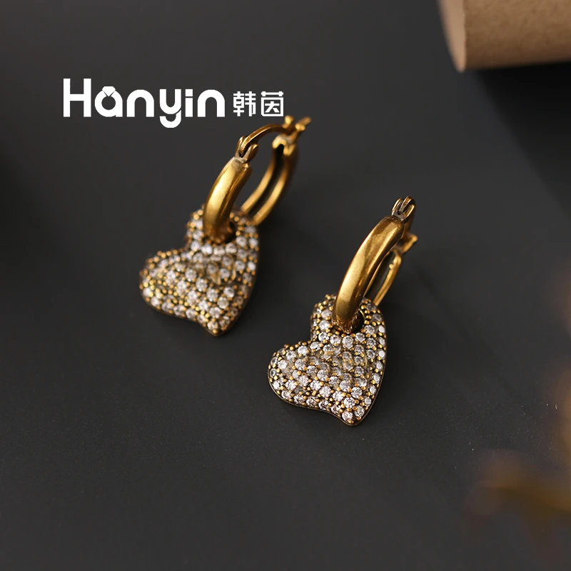 铜合金合成锆石耳饰 轻中古风m字母满镶爱心耳扣耳环