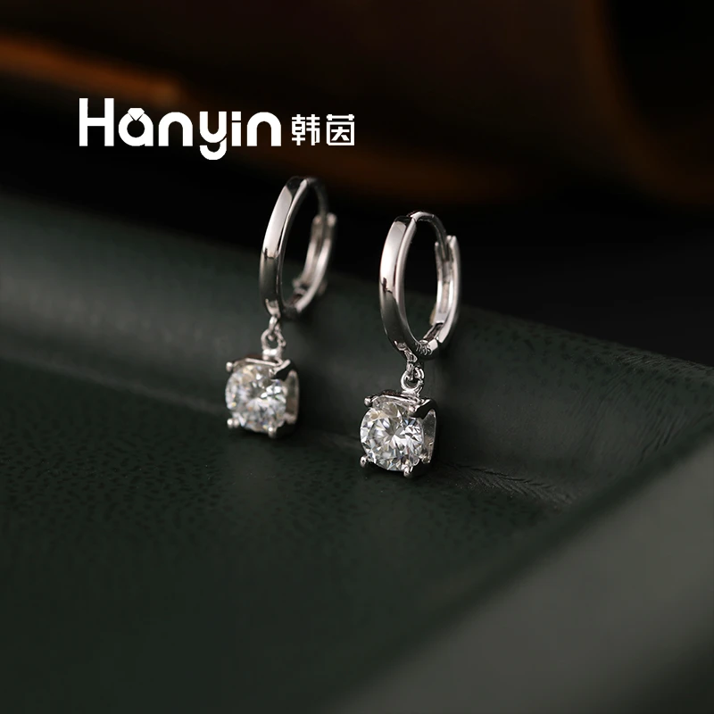 925银莫桑石耳饰 时尚轻奢纯银微镶四爪耳扣女