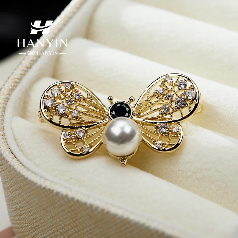 铜合金合成锆石胸针 气质闪亮微镶珠珠小蝴蝶胸针
