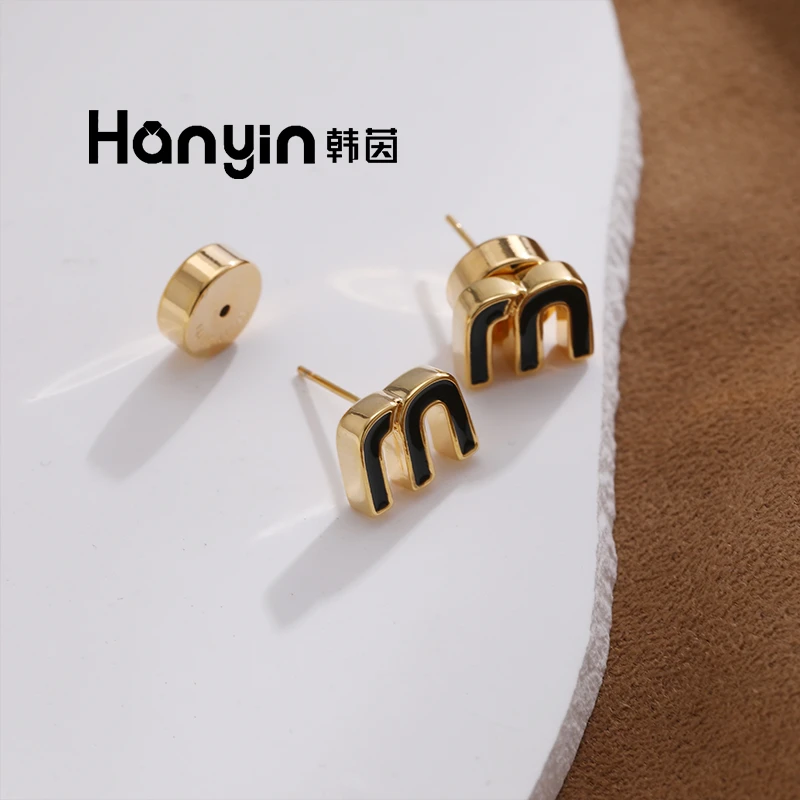 铜合金珐琅耳饰 925银针简约时尚黑色M字母百搭耳钉AAA
