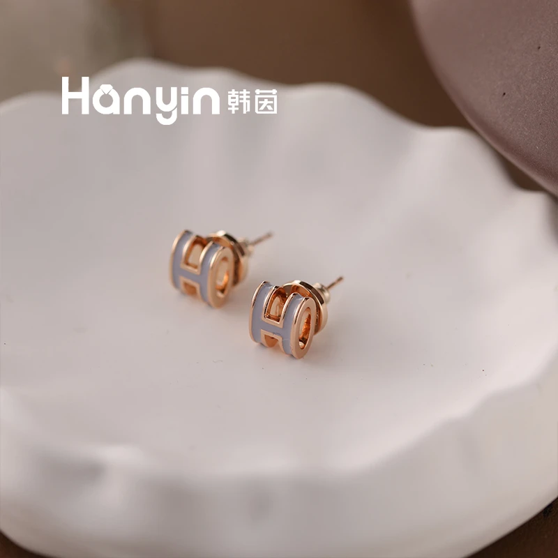 铜合金珐琅耳饰 925银针小众气质大象灰立体H字母耳钉AAA