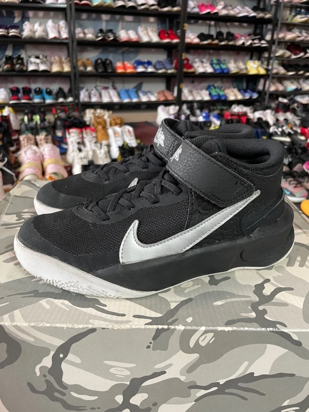 左鞋面瑕疵v36.5码235/Nike Team Hustle D 10 篮球鞋 GS/公价319