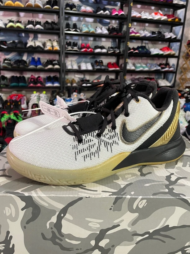 45码290/Nike Kyrie FlyTrap 2 舒适透气 篮球鞋 黑白金/公价1189