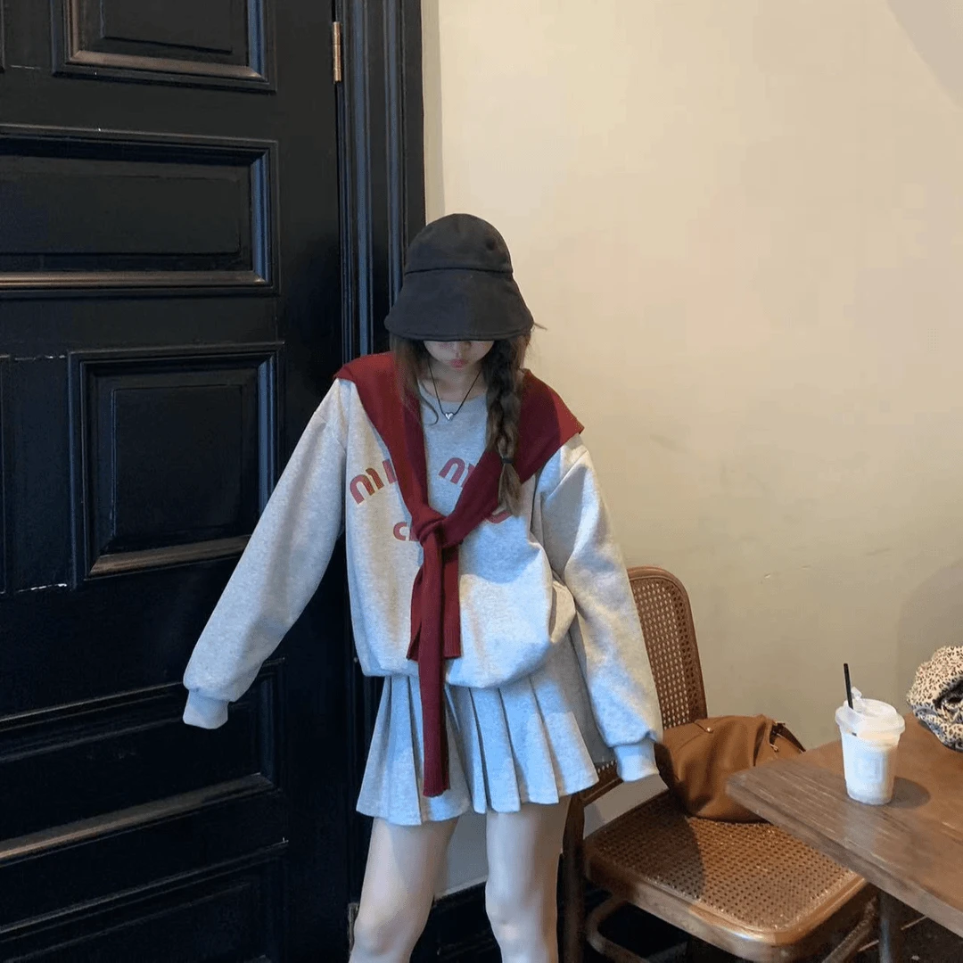 韩系2024秋季新款字母印花圆领长袖卫衣配披肩百褶裙三件套