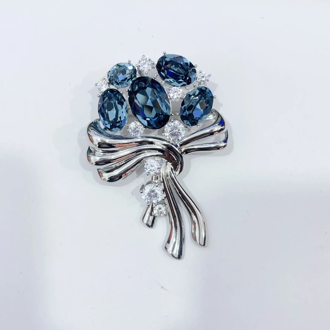 kasiya/卡思雅 铜合金仿水晶胸针 2024高档大气施家水晶花束胸针