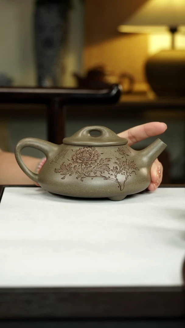 【闪购商品】紫砂茶壶380CC吴建平满瓢黄松刻绘