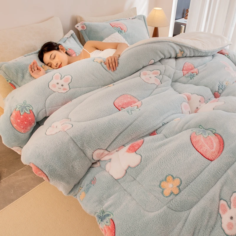 2024新款雪花双面绒春秋冬被-草莓兔