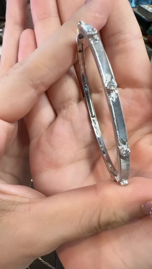 【闪购商品】钻石手镯18K金镶嵌3MM拉丝十钻手镯17#