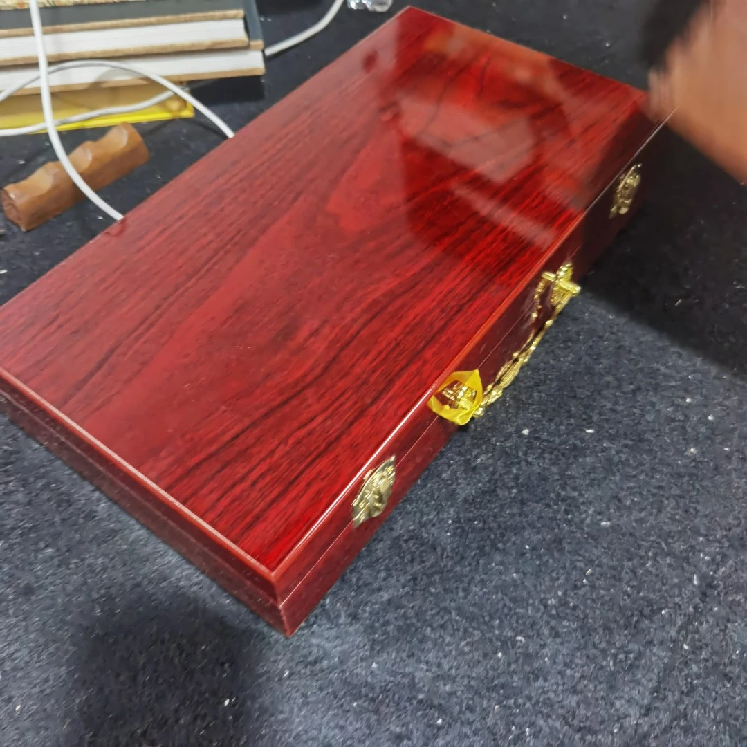 红木色礼盒装册页一本