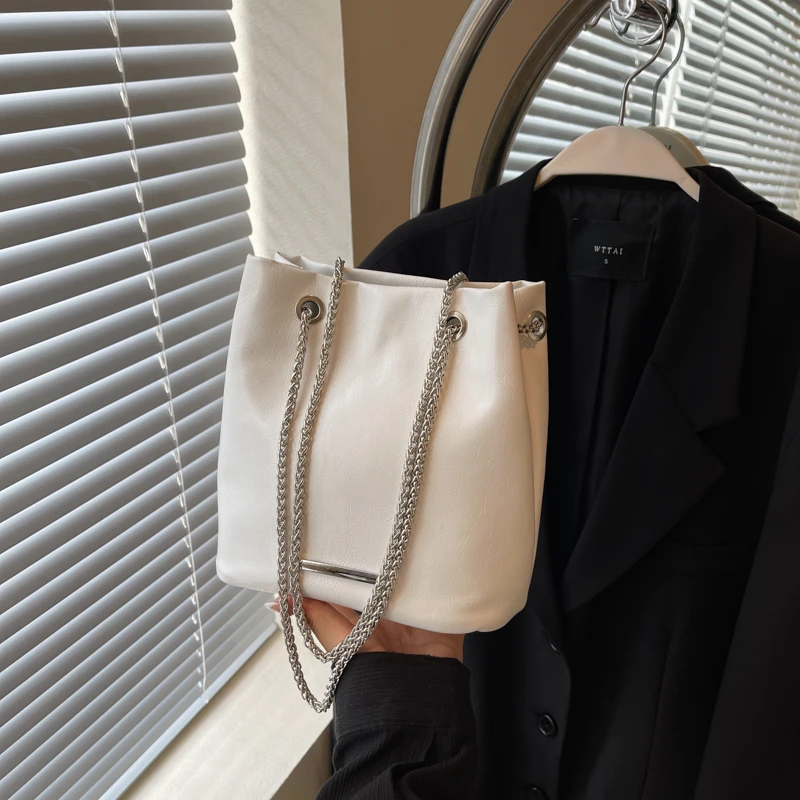 韩版包包女2025夏季新款时尚百搭简约纯色链条水桶包单肩腋下包