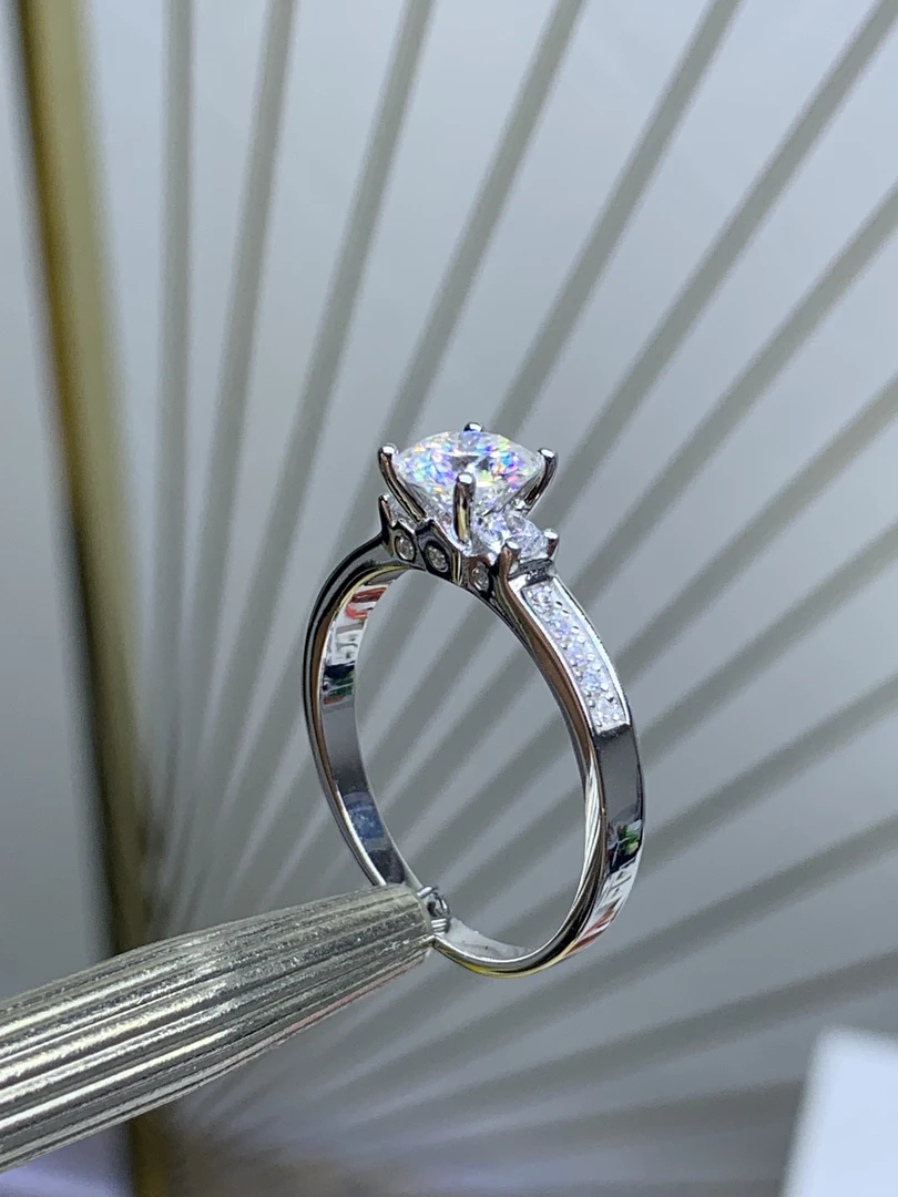 925银莫桑石戒指 【皇冠三生石】1克拉轻奢气质情侣戒合成碳硅石