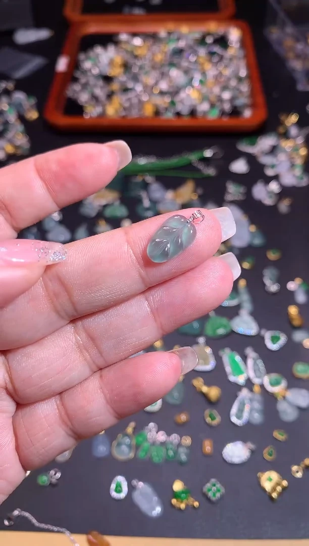 【闪购商品】翡翠吊坠(不含链)18K金镶嵌1
