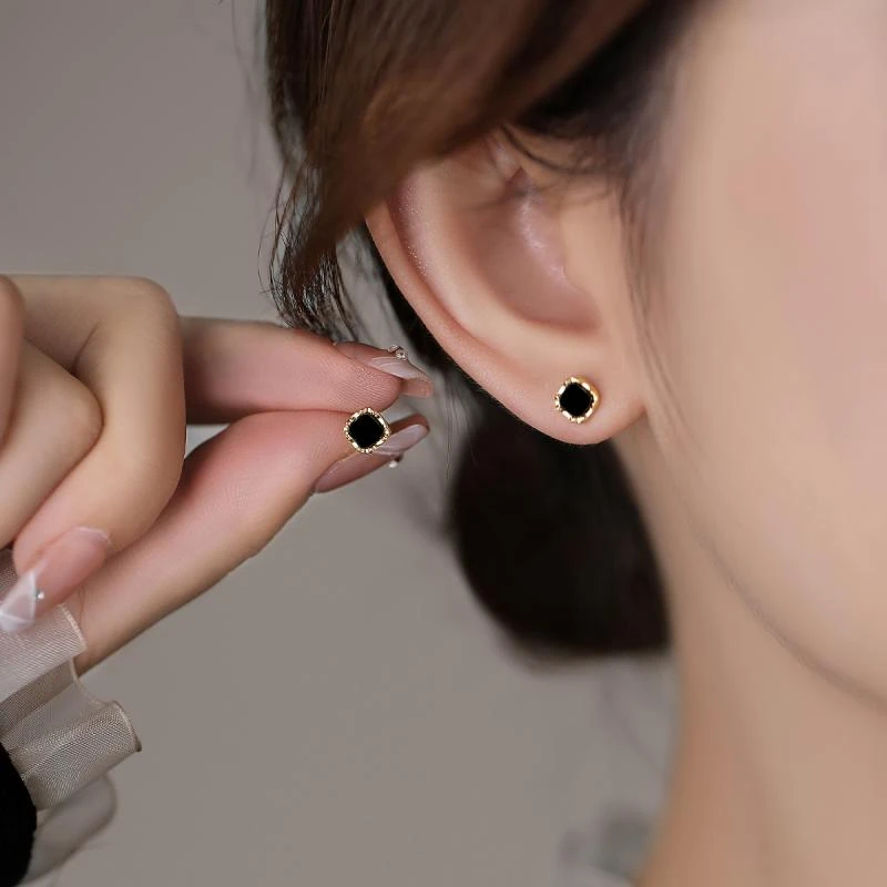 925银耳饰 纯银黑色方形百搭新款爆款轻奢小众耳环养耳洞小巧耳饰