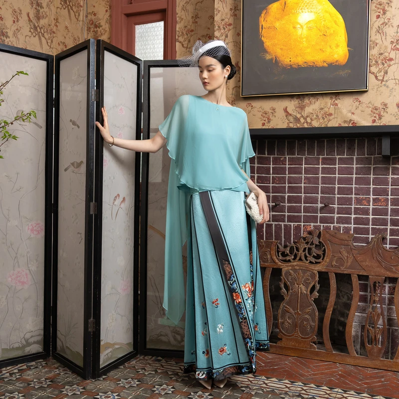 生活在左春夏时装周同款复古刺绣宽松拼飞片白色桑蚕丝衬衫真丝衫